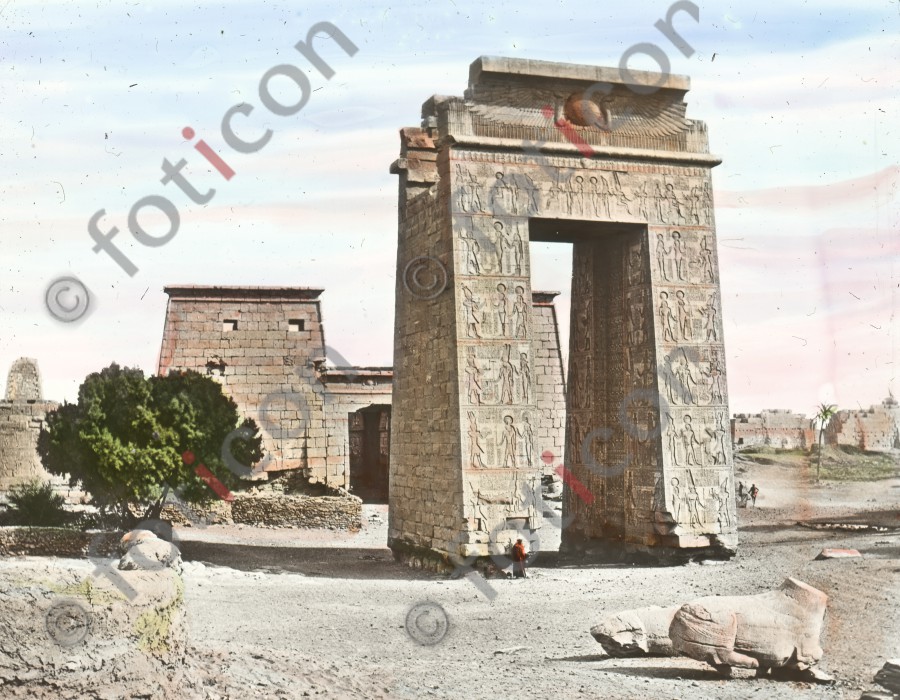 Pylon des Tempels | Pylon of the temple - Foto foticon-simon-008-042.jpg | foticon.de - Bilddatenbank für Motive aus Geschichte und Kultur